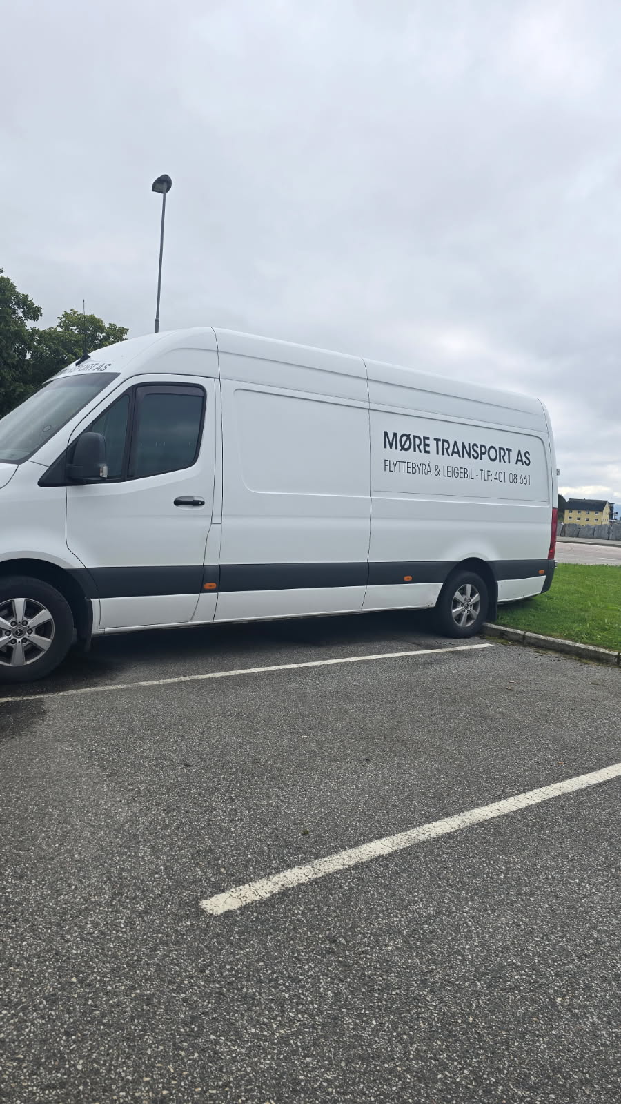 Mercedes-Benz Sprinter varebil med Møre Transport AS logo