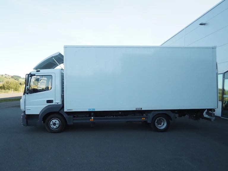 Mercedes-Benz Atego kassebil for store flytteoppdrag